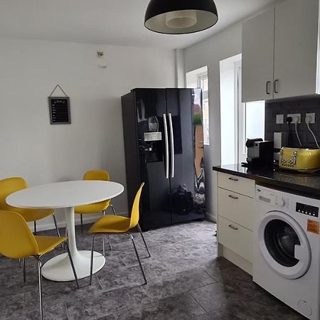 Cosy 3-Bedroom House In Aspley นอตติงแฮม ภายนอก รูปภาพ